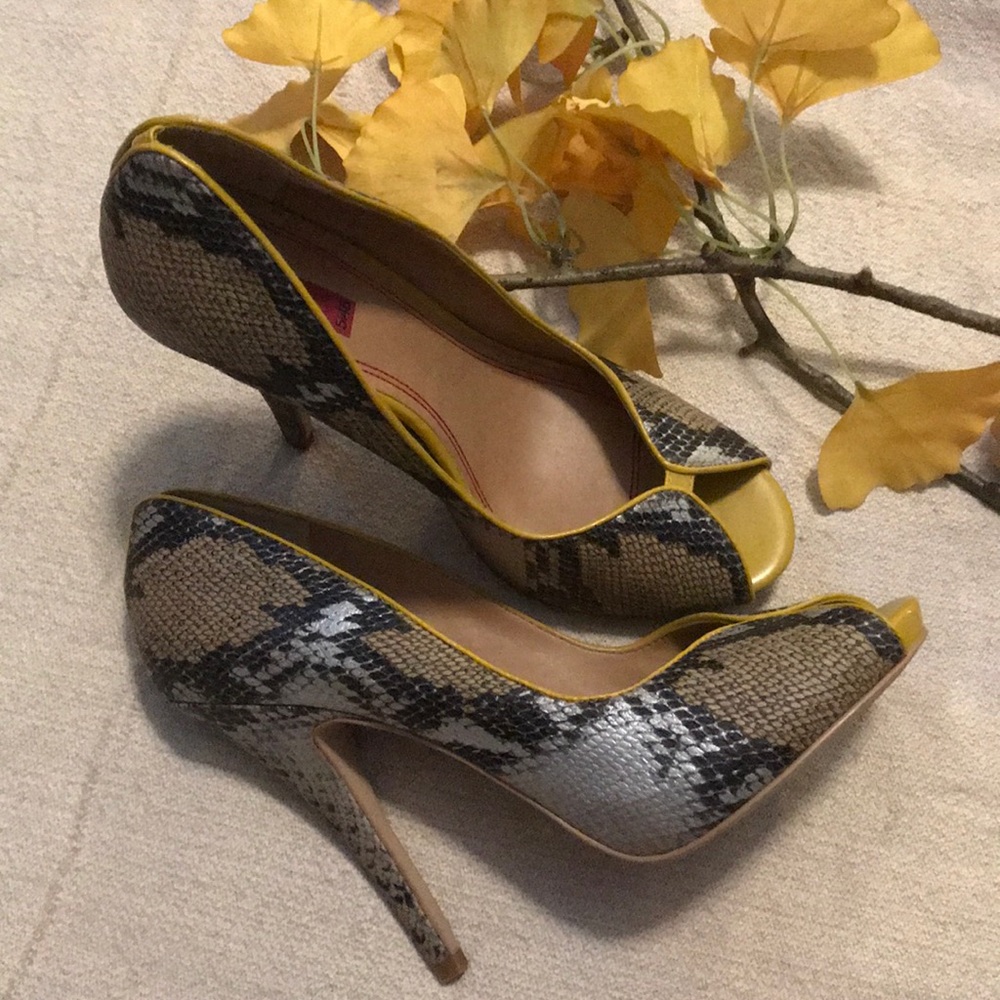 5/48 snakeskin embossed peep-toe pumps